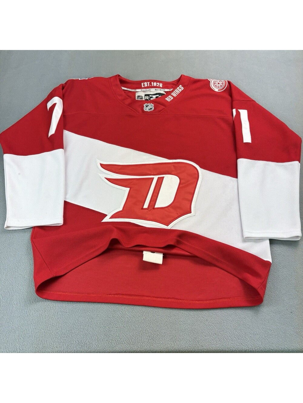 2016 Stadium Series Detroit Red Wings Dylan Larkin NHL Hockey Jersey Size 50 Red